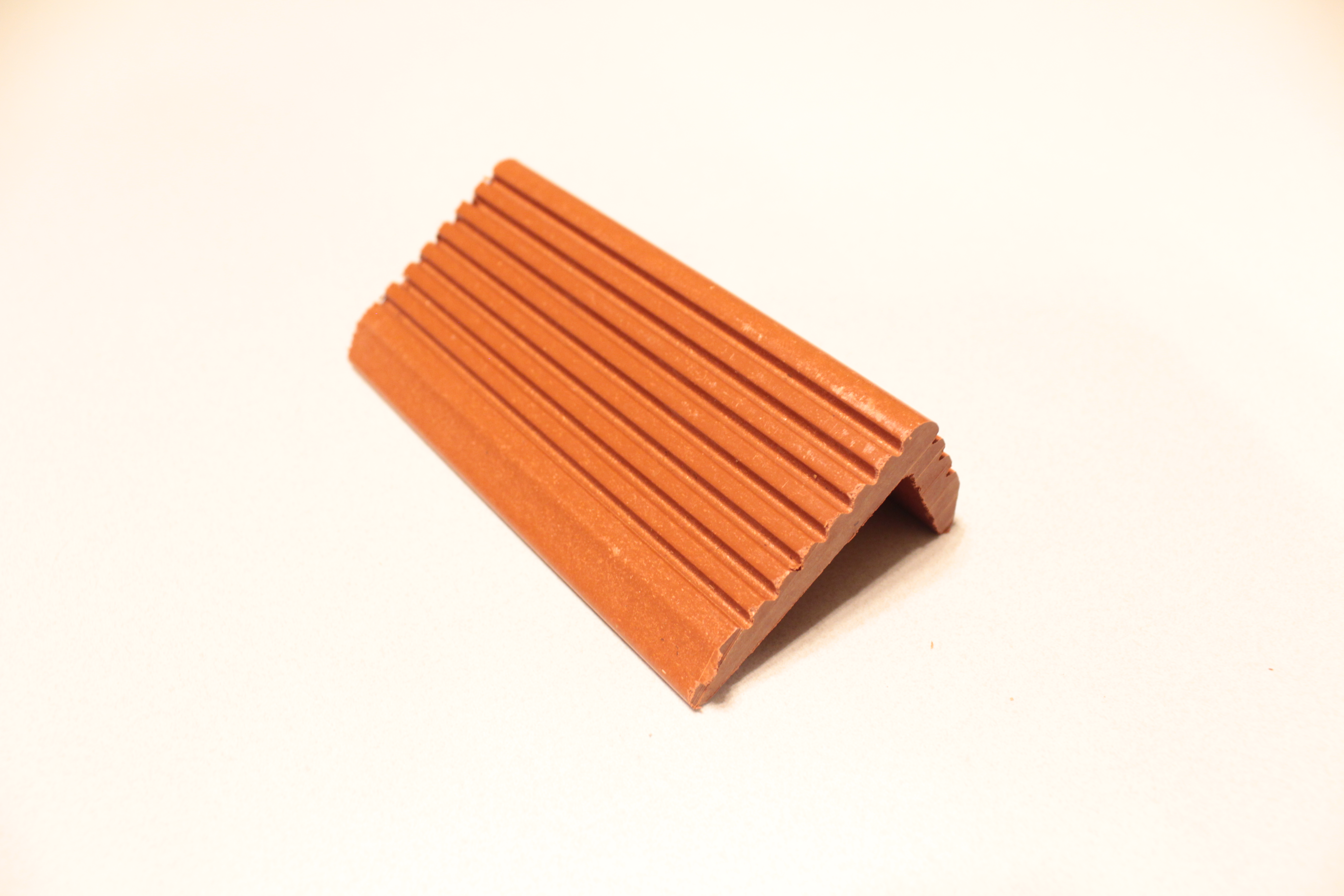 Уголок полнотелый